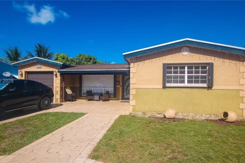 House in Miramar, Florida 3 bedrooms № 1845751 - photo 2