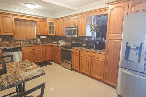 House in Miramar, Florida 3 bedrooms № 1845751 - photo 8