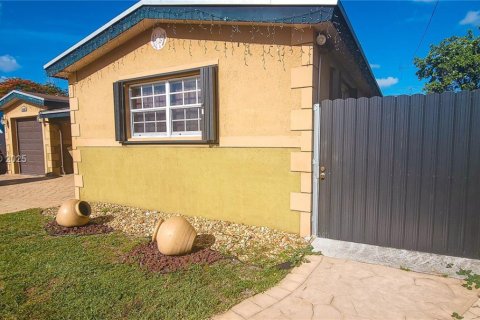 House in Miramar, Florida 3 bedrooms № 1845751 - photo 3