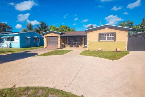 House in Miramar, Florida 3 bedrooms № 1845751 - photo 1