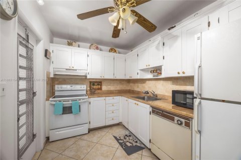 Condo in Lauderdale Lakes, Florida, 2 bedrooms  № 1889794 - photo 6