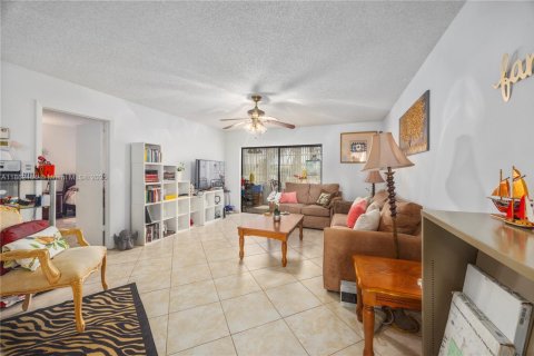 Condo in Lauderdale Lakes, Florida, 2 bedrooms  № 1889794 - photo 1
