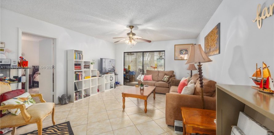 Condo in Lauderdale Lakes, Florida, 2 bedrooms  № 1889794