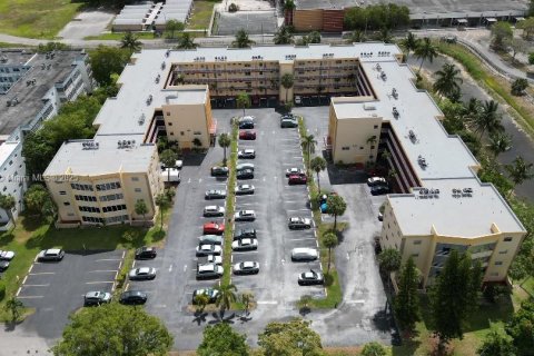 Condo in Lauderdale Lakes, Florida, 2 bedrooms  № 1889794 - photo 24