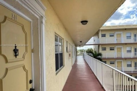 Condo in Lauderdale Lakes, Florida, 2 bedrooms  № 1889794 - photo 15