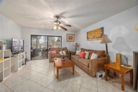 Condo in Lauderdale Lakes, Florida, 2 bedrooms  № 1889794 - photo 2