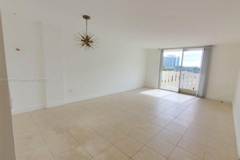 Condo in Miami Beach, Florida, 1 bedroom № 1959748 - photo 21