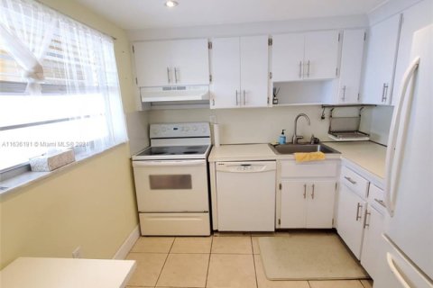 Condo in Miami Beach, Florida, 1 bedroom № 1959748 - photo 12