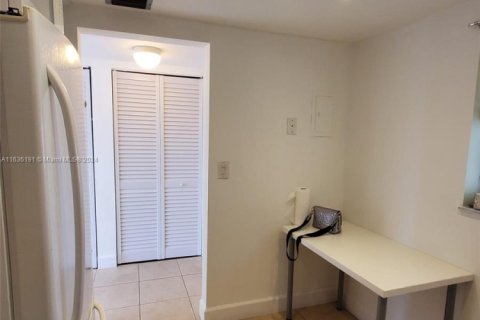 Condo in Miami Beach, Florida, 1 bedroom № 1959748 - photo 27