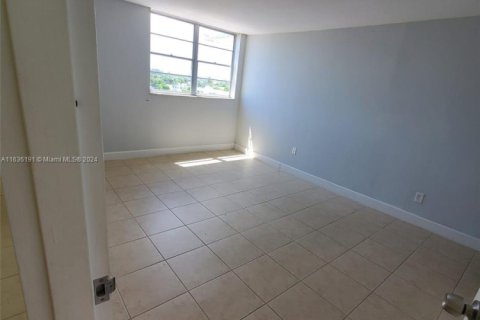 Condo in Miami Beach, Florida, 1 bedroom № 1959748 - photo 9