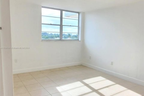 Condo in Miami Beach, Florida, 1 bedroom № 1959748 - photo 17