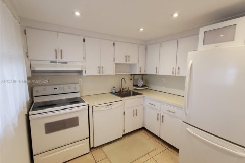 Condo in Miami Beach, Florida, 1 bedroom № 1959748 - photo 28