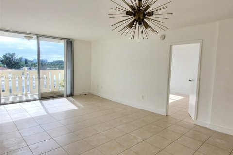 Condo in Miami Beach, Florida, 1 bedroom № 1959748 - photo 13