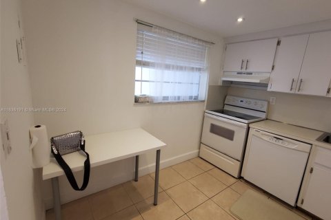 Condo in Miami Beach, Florida, 1 bedroom № 1959748 - photo 22