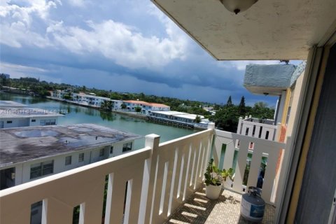 Condo in Miami Beach, Florida, 1 bedroom № 1959748 - photo 5