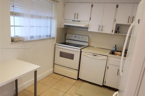 Condo in Miami Beach, Florida, 1 bedroom № 1959748 - photo 23