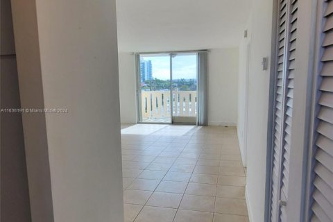Condo in Miami Beach, Florida, 1 bedroom № 1959748 - photo 26