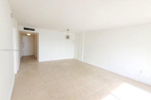 Condo in Miami Beach, Florida, 1 bedroom № 1959748 - photo 20