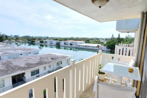 Condo in Miami Beach, Florida, 1 bedroom № 1959748 - photo 2