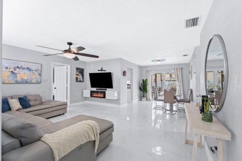 Casa en venta en Sunrise, Florida, 4 dormitorios, 137.59 m2 № 2004069 - foto 4