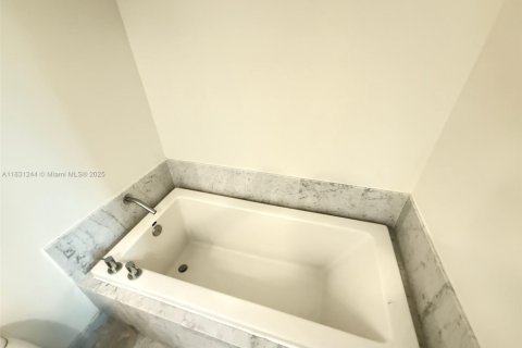 Condo in Miami, Florida, 2 bedrooms  № 1807740 - photo 6
