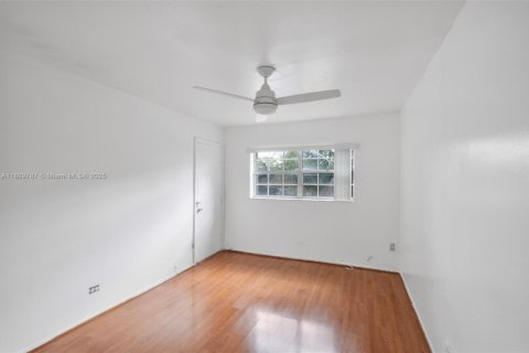 Condo in Miami, Florida, 2 bedrooms  № 1945107 - photo 14