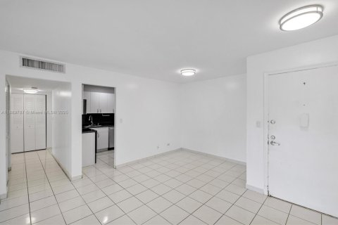 Condo in Miami, Florida, 2 bedrooms  № 1945107 - photo 4