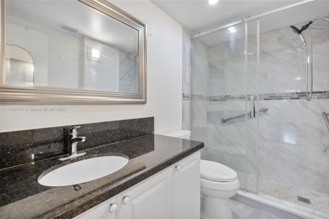 Condo in Miami, Florida, 2 bedrooms  № 1945107 - photo 12