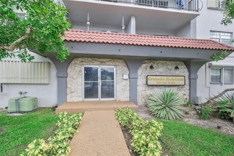 Condo in Miami, Florida, 2 bedrooms  № 1945107 - photo 18