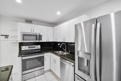 Condo in Miami, Florida, 2 bedrooms  № 1945107 - photo 6