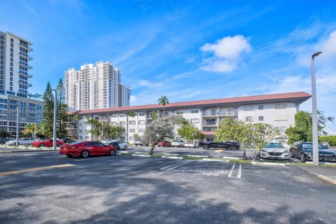 Condo in Miami, Florida, 2 bedrooms  № 1945107 - photo 23