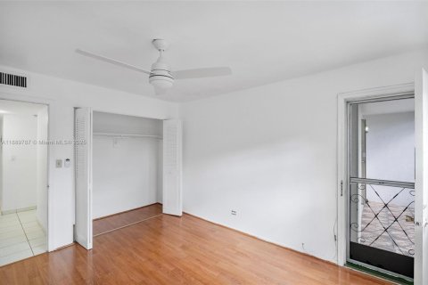 Condo in Miami, Florida, 2 bedrooms  № 1945107 - photo 16