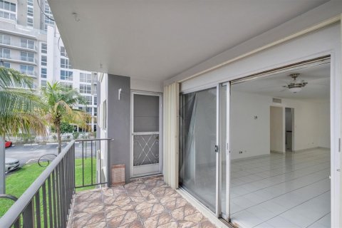 Condo in Miami, Florida, 2 bedrooms  № 1945107 - photo 2