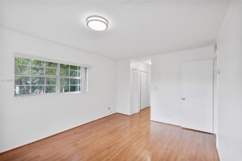 Condo in Miami, Florida, 2 bedrooms  № 1945107 - photo 11