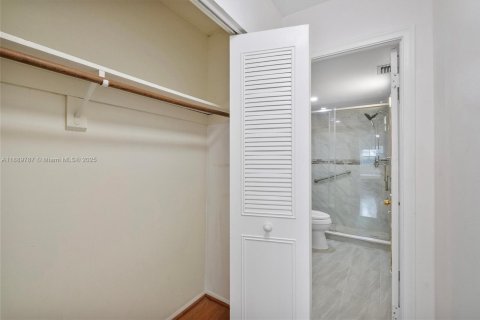 Condo in Miami, Florida, 2 bedrooms  № 1945107 - photo 9