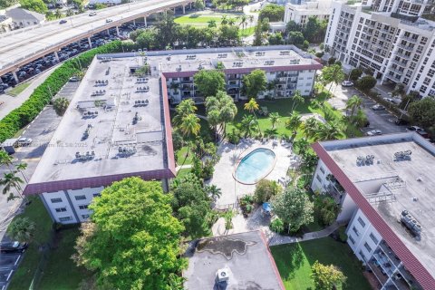 Condo in Miami, Florida, 2 bedrooms  № 1945107 - photo 27