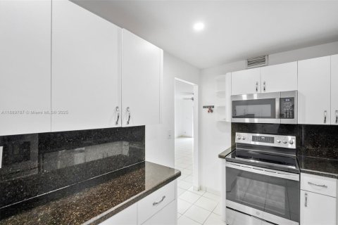 Condo in Miami, Florida, 2 bedrooms  № 1945107 - photo 7