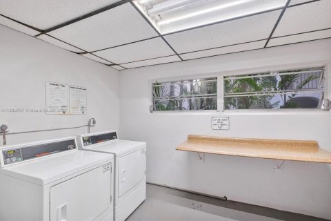 Condo in Miami, Florida, 2 bedrooms  № 1945107 - photo 19