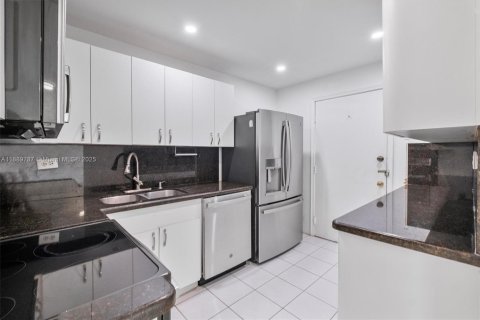 Condo in Miami, Florida, 2 bedrooms  № 1945107 - photo 5