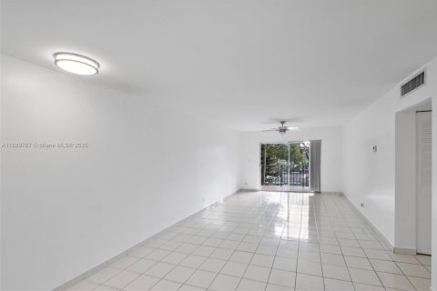 Condo in Miami, Florida, 2 bedrooms  № 1945107 - photo 3