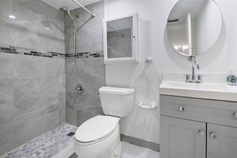 Condo in Miami, Florida, 2 bedrooms  № 1945107 - photo 17