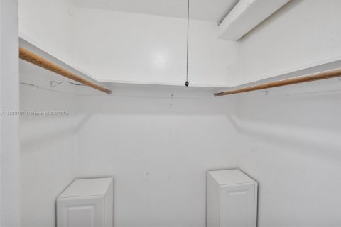 Condo in Miami, Florida, 2 bedrooms  № 1945107 - photo 8