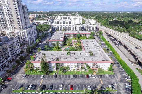Condo in Miami, Florida, 2 bedrooms  № 1945107 - photo 25