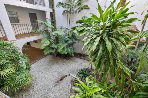 Condo in Miami, Florida, 2 bedrooms  № 1945107 - photo 22