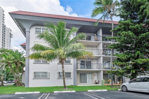 Condo in Miami, Florida, 2 bedrooms  № 1945107 - photo 1