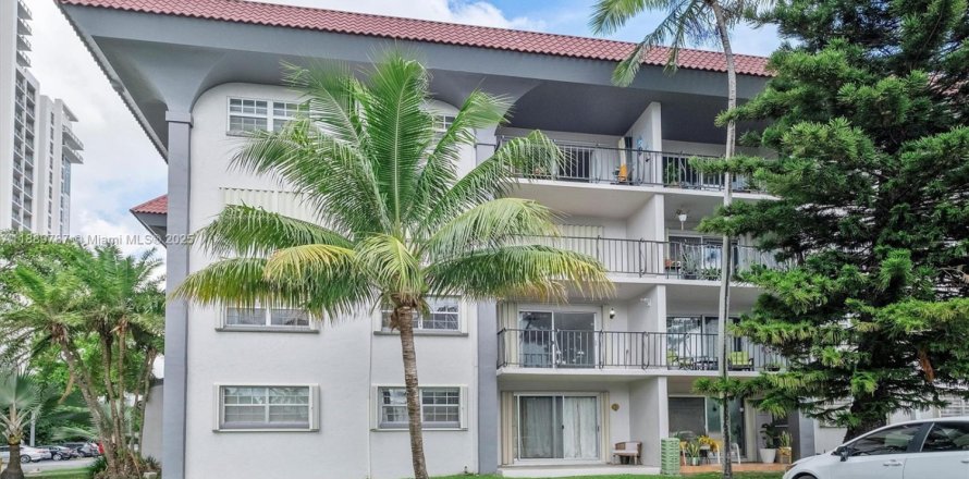 Condo in Miami, Florida, 2 bedrooms  № 1945107