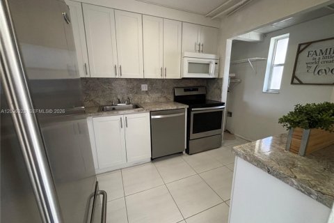 Condominio en venta en Tamarac, Florida, 2 dormitorios, 88.16 m2 № 2071288 - foto 4