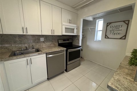 Condominio en venta en Tamarac, Florida, 2 dormitorios, 88.16 m2 № 2071288 - foto 3