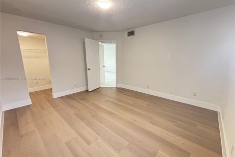 Condominio en venta en Tamarac, Florida, 2 dormitorios, 88.16 m2 № 2071288 - foto 12