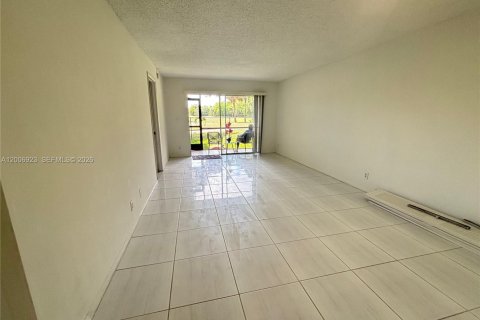Condominio en venta en Tamarac, Florida, 2 dormitorios, 88.16 m2 № 2071288 - foto 5